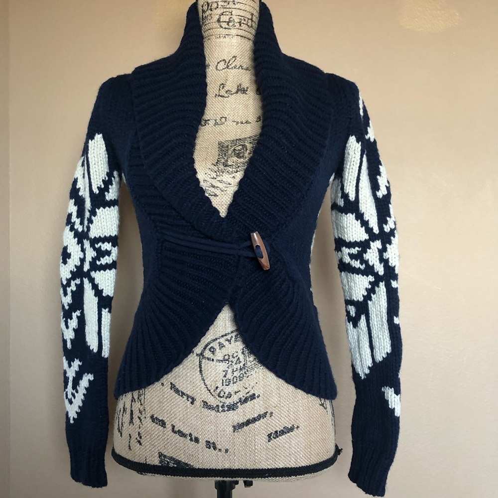 Thick American Eagle snowflake patterned sweater.